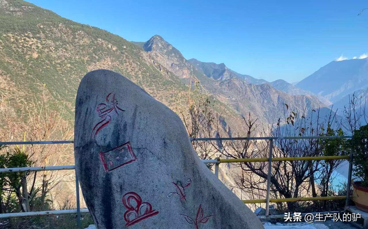 丽江到泸沽湖的大巴中途会经过一个能眺望金沙江大峡谷的休息站，这里藏着专门针对游客