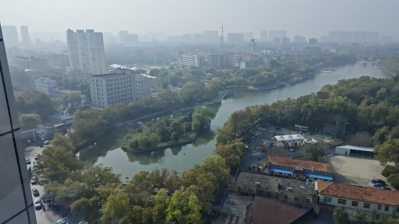 在19世纪，德国人对宏伟的思辨哲学的爱好，遭到了嘲笑:英国用它威武的海军统治着海