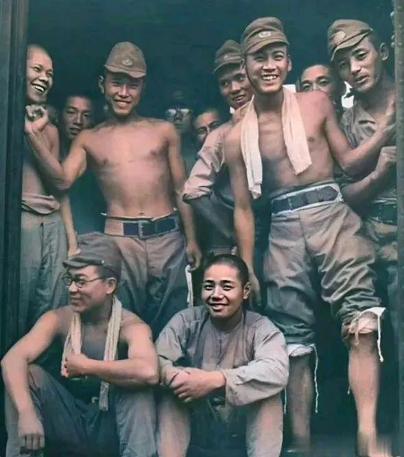 这一刻永远被定格在历史里。1945年日本宣布无条件投降后，一批日本兵坐上了归国的