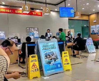 “杀熟”某营业厅内一大姐举着用了15年的号冲柜员吼：“新用户39元就160G，我