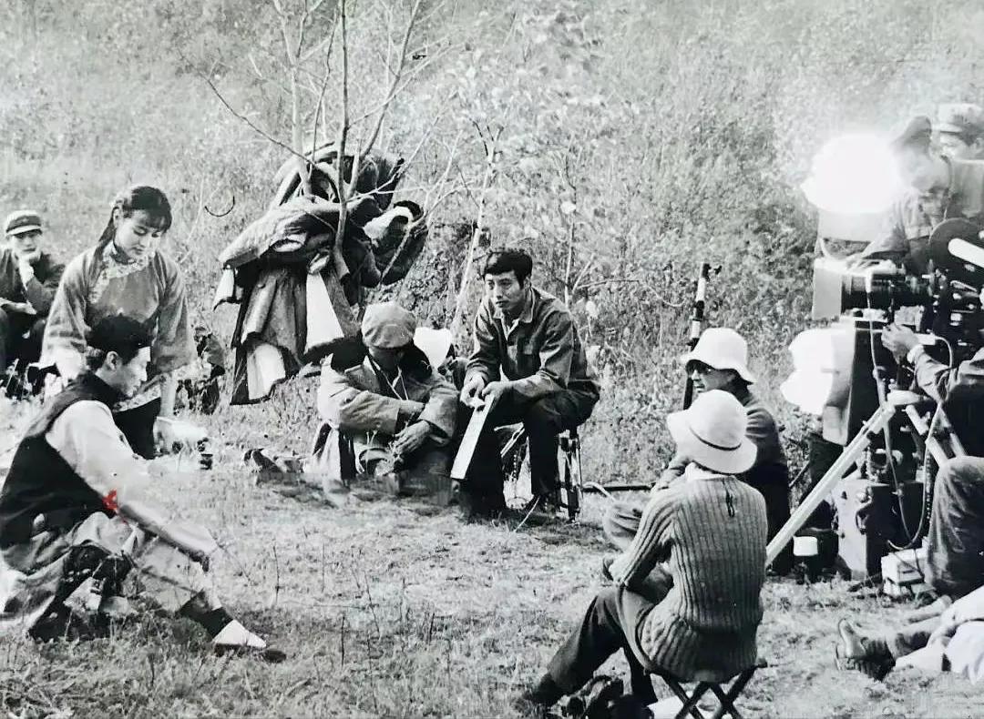 电影《原野》现场拍摄照，应该是拍摄“我跟你妈掉河里你先救谁”那场戏
