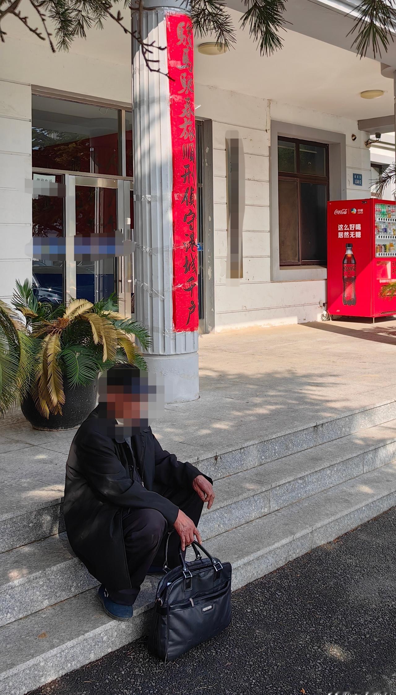 【八旬上海老人的晚年之痛：毕生积蓄被卷走，坚持维权只求一个公道】

这是一位80