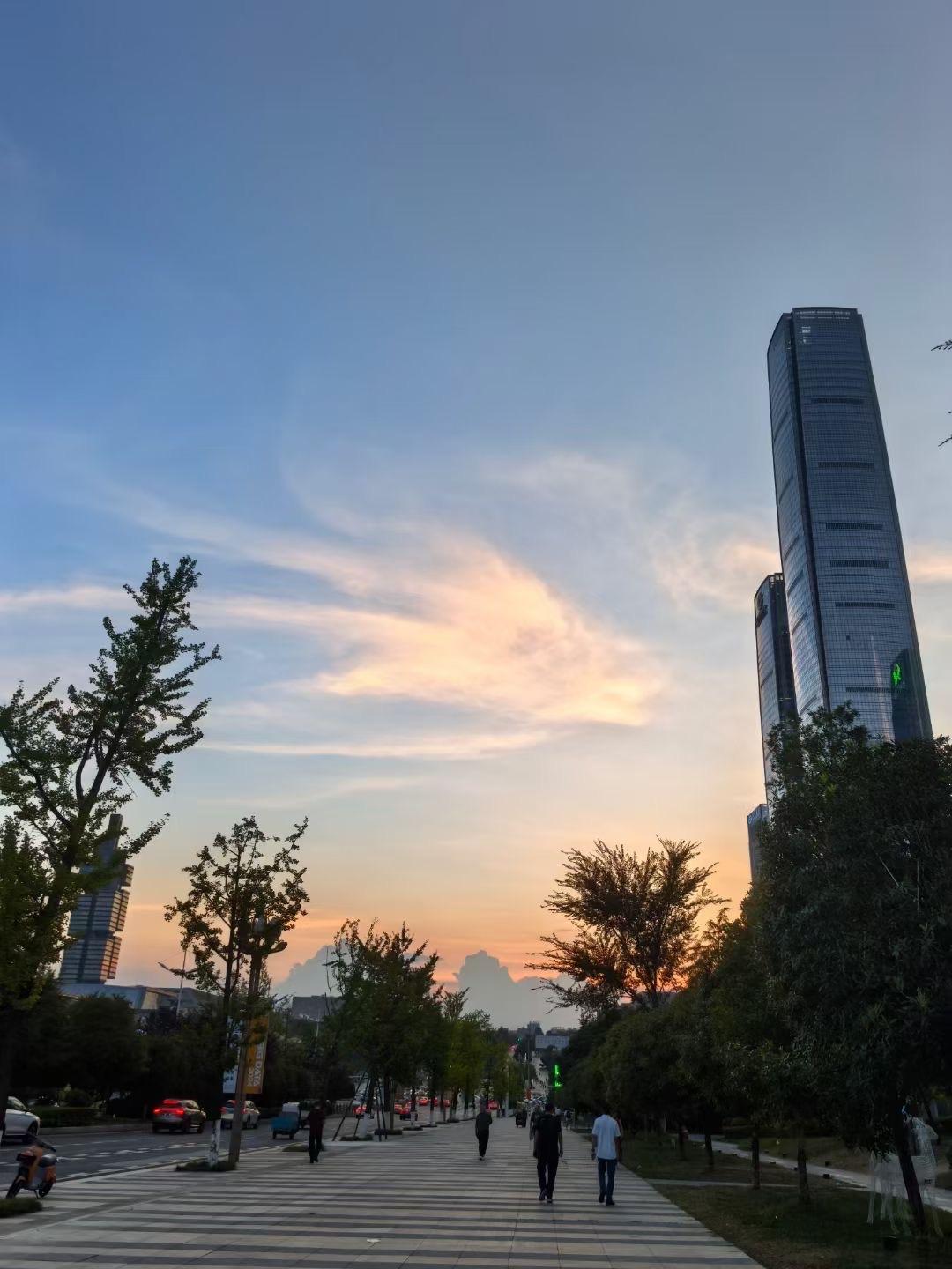 公司刚招聘的毕业生太实在了
       女副总带他出去办事情，结果把包落车里了