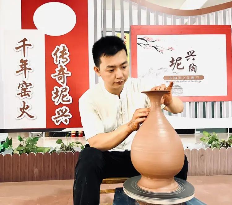 张海，男，工艺美术师、高级技师，坭兴陶非遗传承人，长期致力于坭兴陶技艺传承与职业