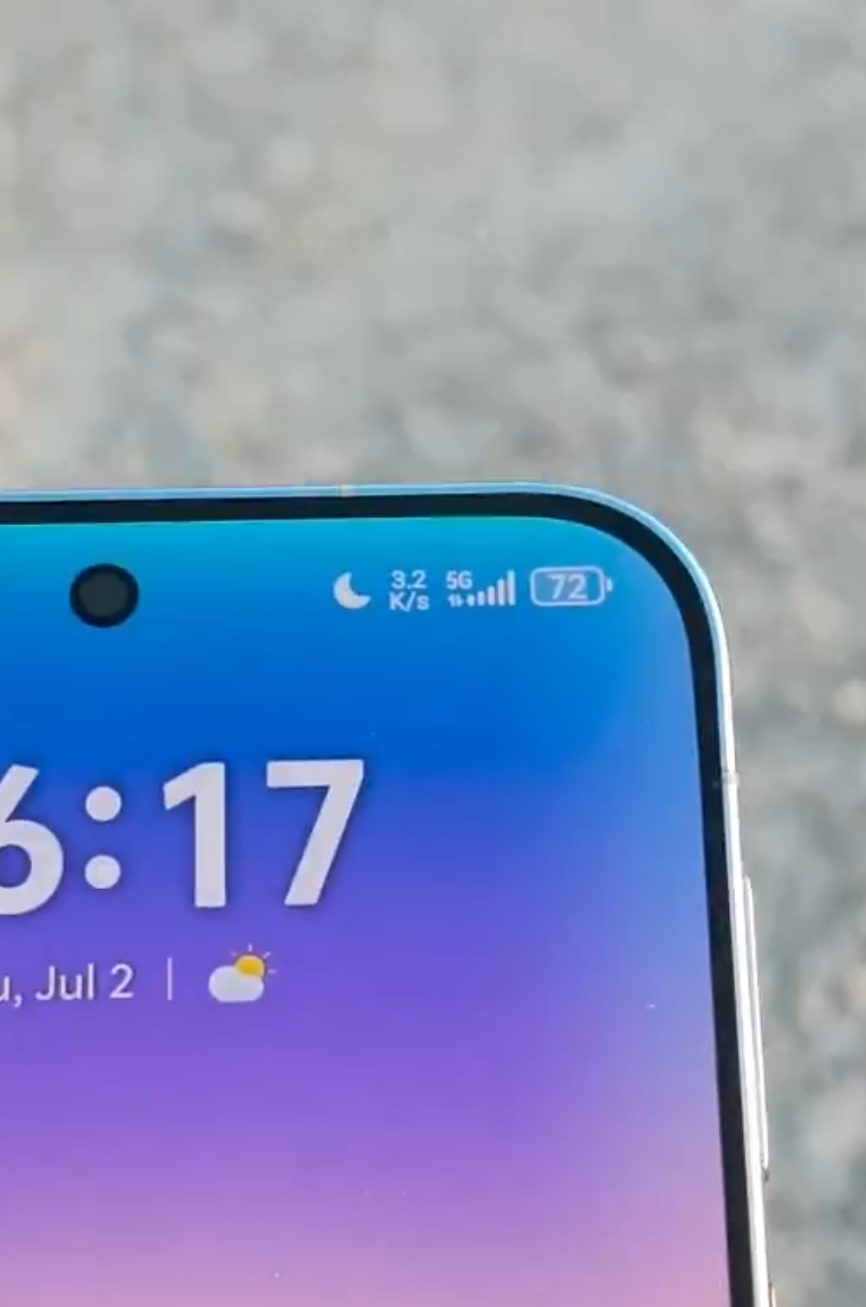 华为Pura 90 Pro Max海外版的状态栏已经显示5G，下行速度可达118