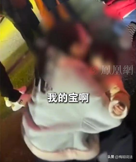 湖南邵阳，一女子竟然当街抢孩子，当时孩子的妈妈抱着未满1岁的娃娃在街上行走，突然