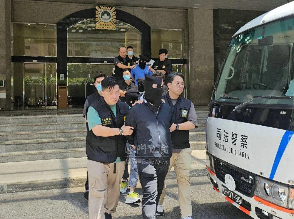 太猖狂了！澳门路氹，一警员竟然被抢了，这名警员执行便衣外勤任务，一名男子突然拦着