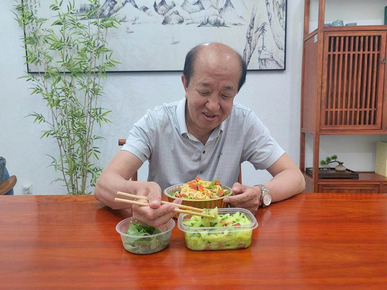 今天上午门诊结束了，来了好多抽动症、鼻炎、腺样体肥大的小孩，最远还有海南、哈尔滨