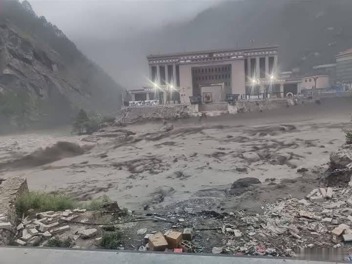 吉隆口岸泥石流致我国一侧11人失联据西藏日喀则市吉隆县消息，7月8日，中国和尼泊