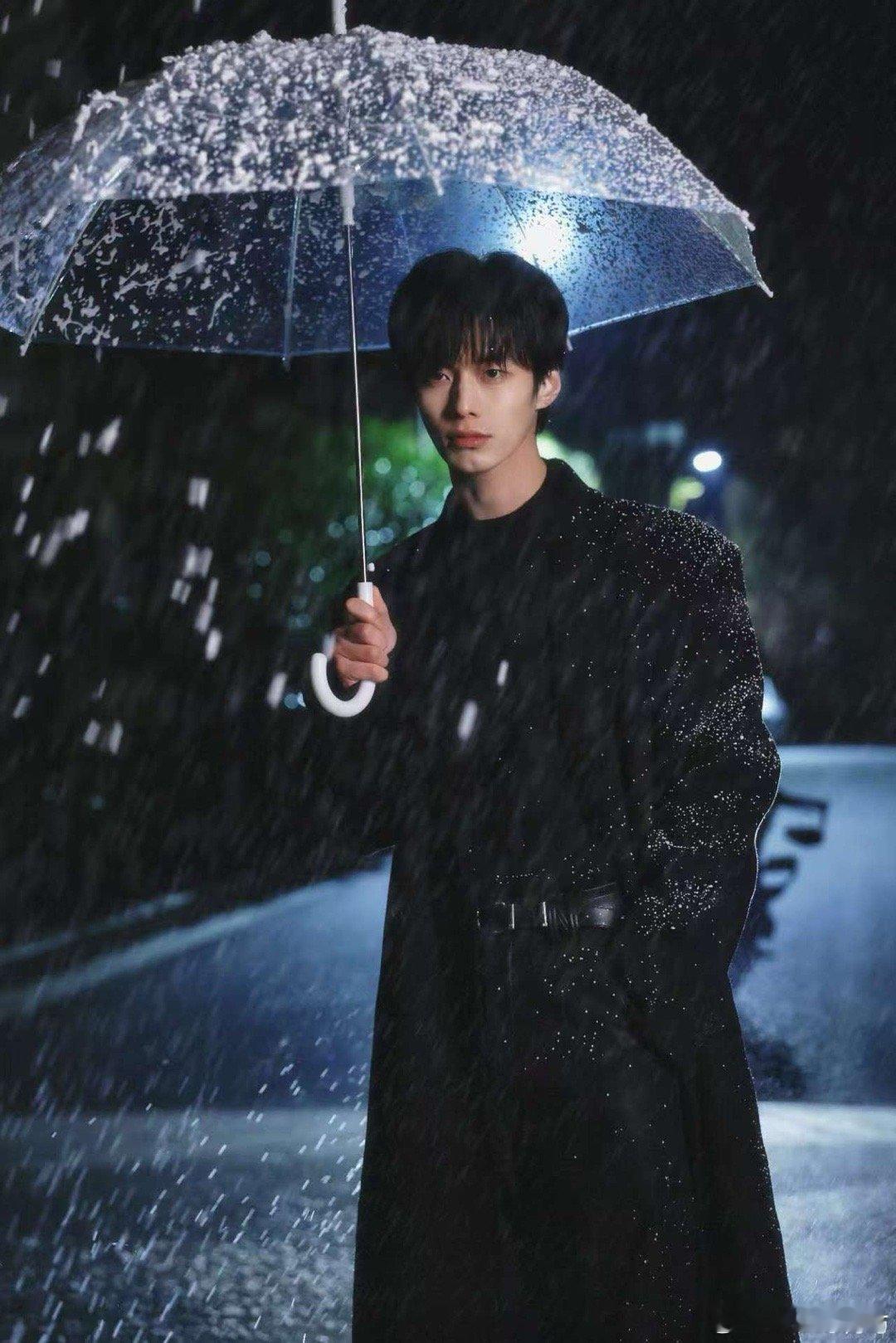 何与 单眼皮183长大衣韩剧味溢出了 何与在《双轨》里的造型，完美诠释了“长腿穿