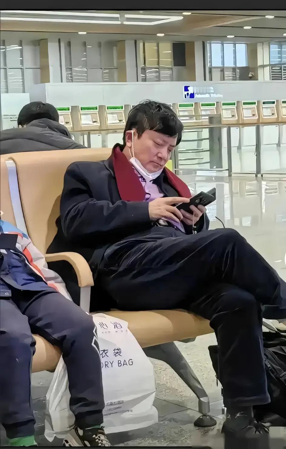 郑教授在旅途中！！
卸任之后，无奈之下，郑教授加入了娱乐圈…
希望郑教授在新的行