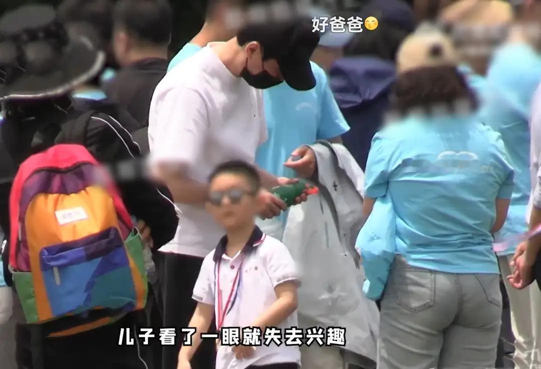 冯绍峰，上热搜了！
5月11日，44岁的男演员冯绍峰突然上了热搜，不是因新恋情，