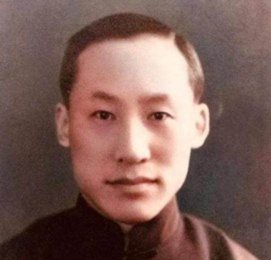 1972年，钱三强走在大街上，突然被一衣衫褴褛的老人拉住，90度鞠躬：“给我点钱