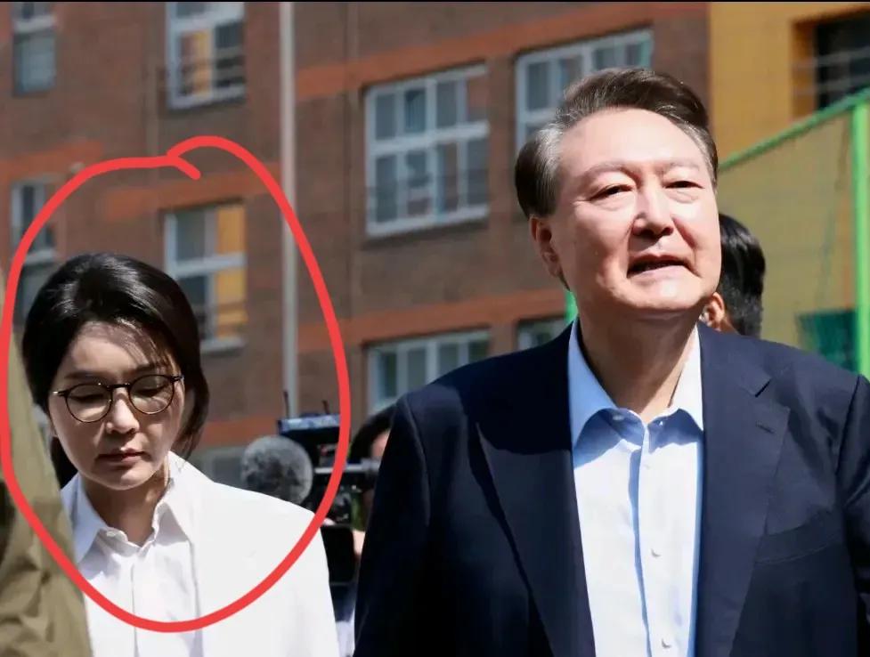 曾经第一夫人金建希，这一次，真的落幕了吧！
久久没有露脸的金建希，为了投票也没有