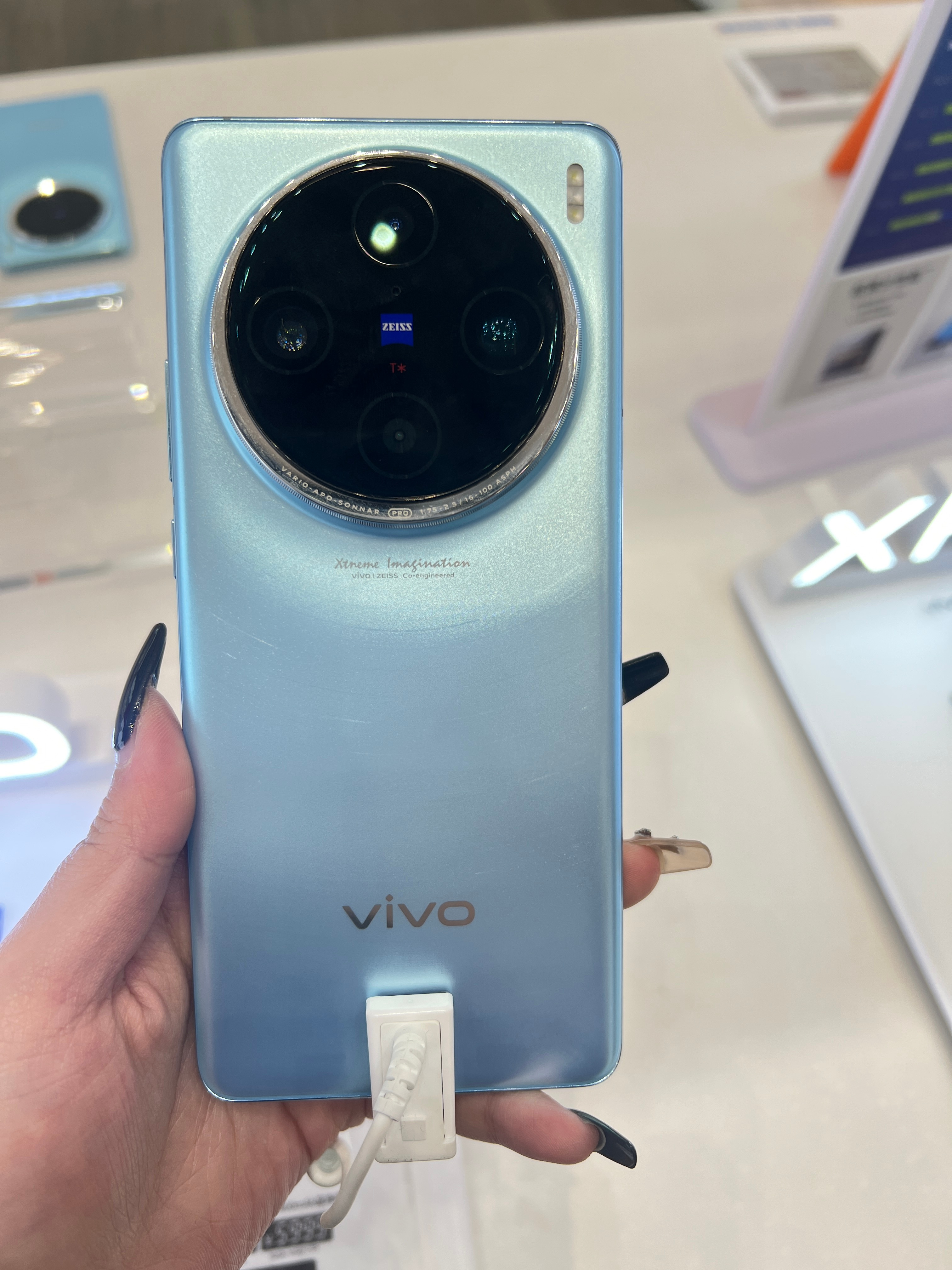 朋友想买新手机，陪她去看了看vivo 。我收回之前对它的一些评价，真机手感还是可