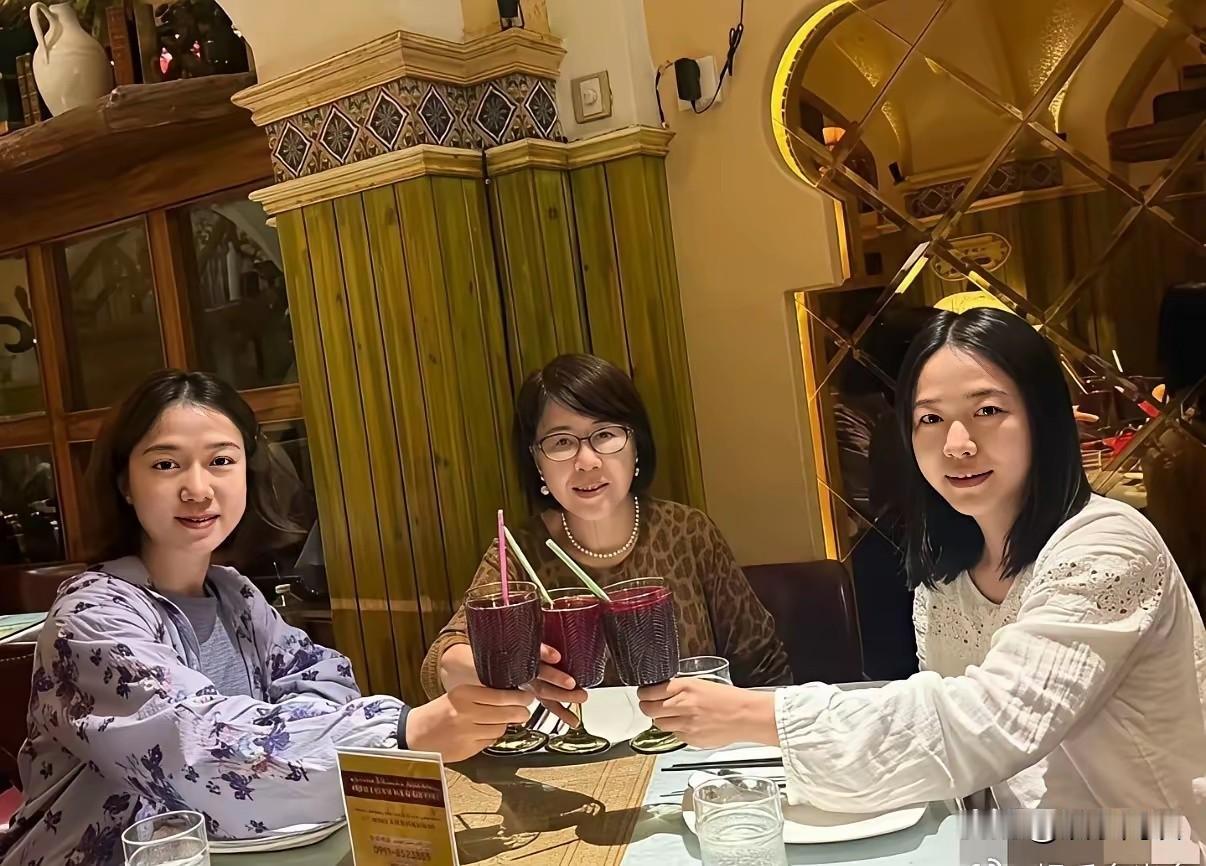 日子慢慢归于平淡之后，翁帆终于有充足的时间陪伴家人出门散心。
 
这一次，她陪着