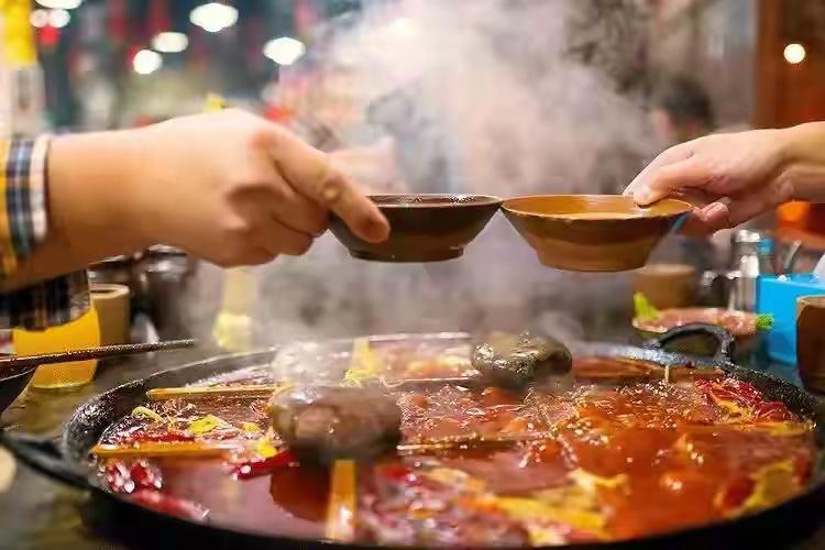 事情一出，顿时引发了无数网友的愤怒和热议。谁能想到，一顿火锅吃到“逃单+偷锅”的