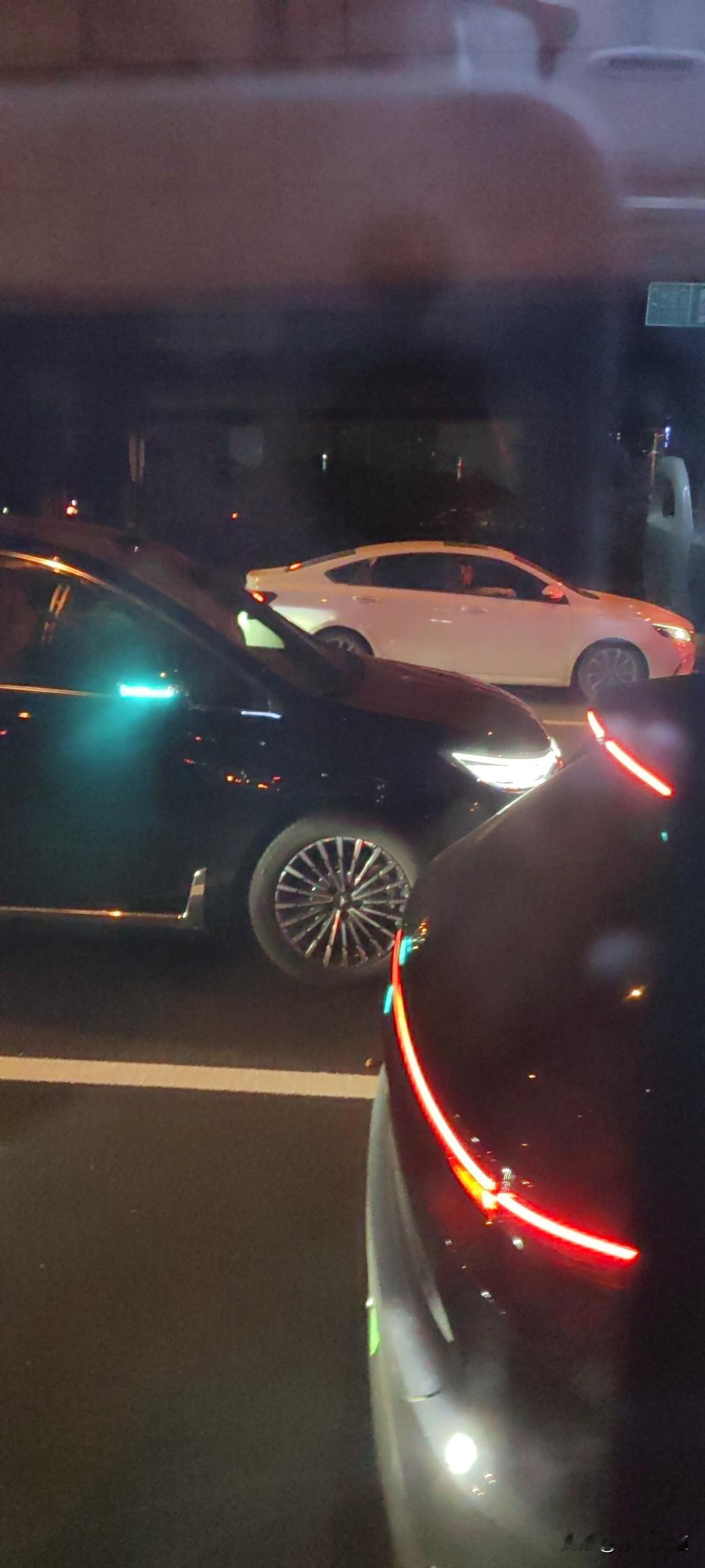最近半年以来，突然发现，在高速公路和城市快速路，甚至普通道路，出现了越来越多的新