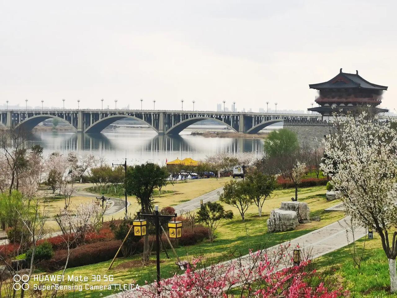 九寨沟宣布教师节当天，教师可免费，并可携带一人。
尊师重教，九寨沟开了个好头，当