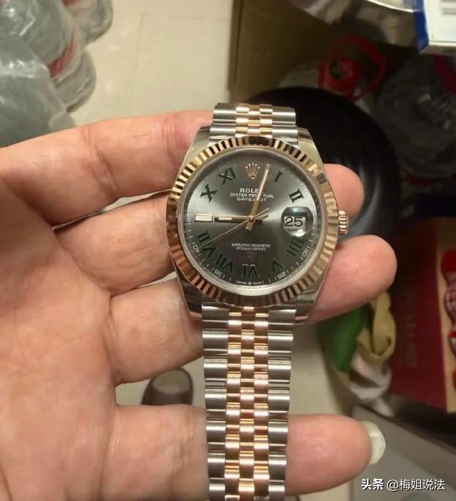 花了十四万买块表，两天就趴窝！上海，男子在劳力士专柜刷了14.26万买了块表，回
