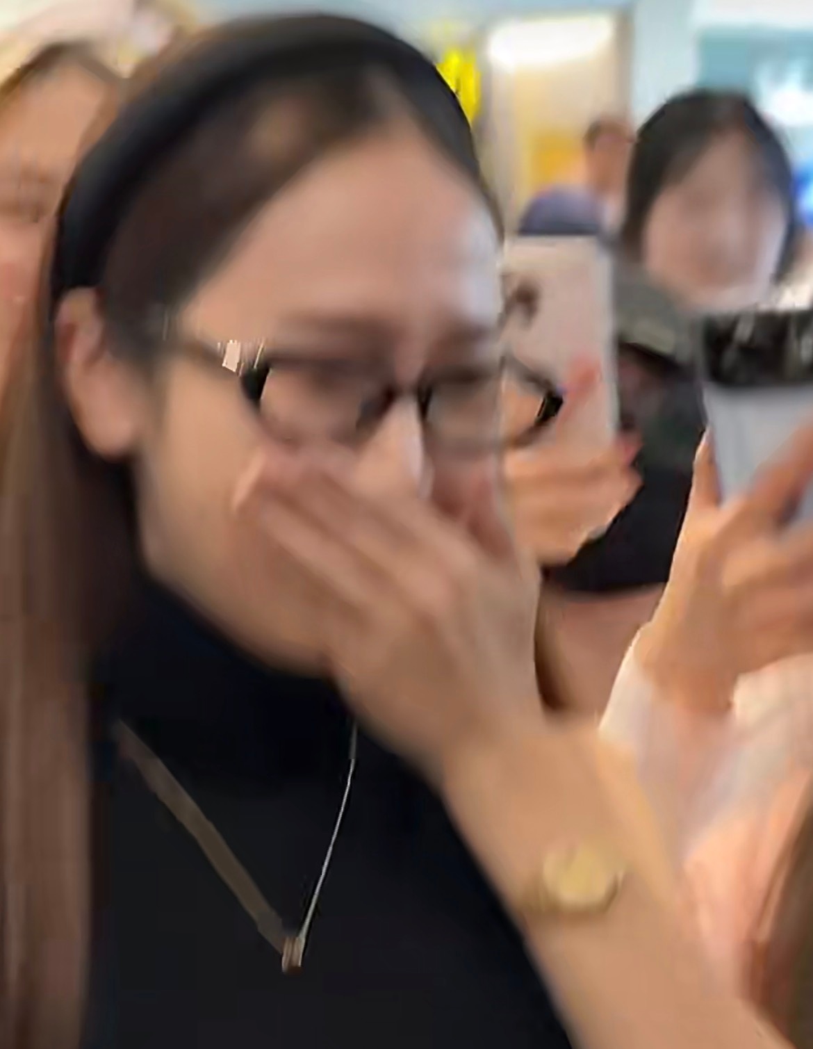 郑秀妍被臭到了这么热的天这么多人扎堆肯定会臭的，因为可能每个人都出点汗，人一多就