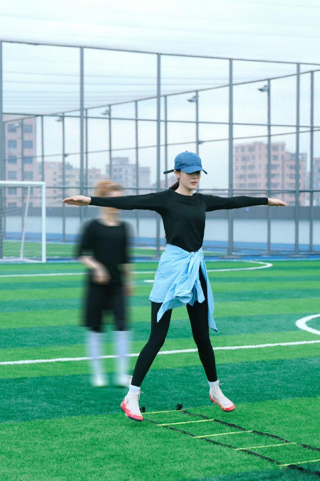 迪丽热巴功夫女足MV迪丽热巴钰珑蓄力爆发迪丽热巴 ⚽ 蓄力，是为了在赛场上更好地