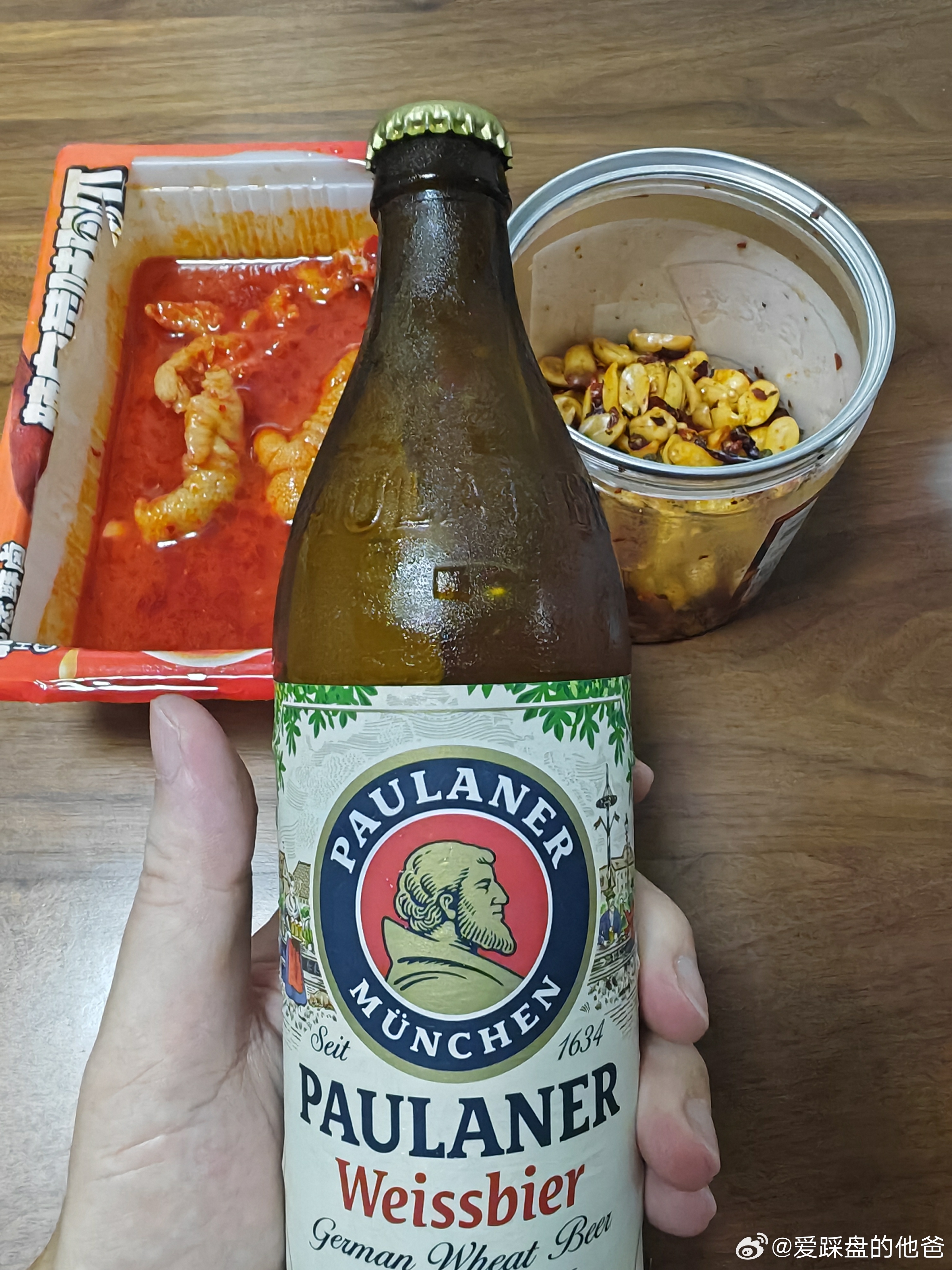 忙了一天，还没吃完饭，喝点小啤啤。 ​​​