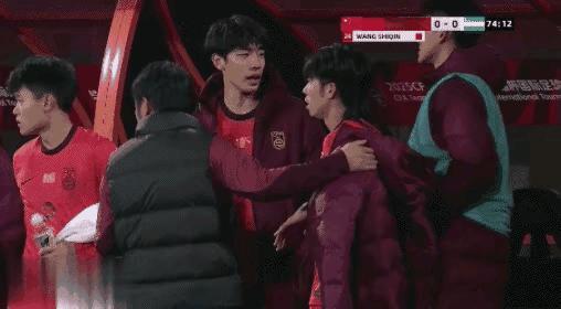 U22国家队汪士钦，赛场推搡乌兹别克U22球员主动领红，下场后还喋喋不休地国骂，