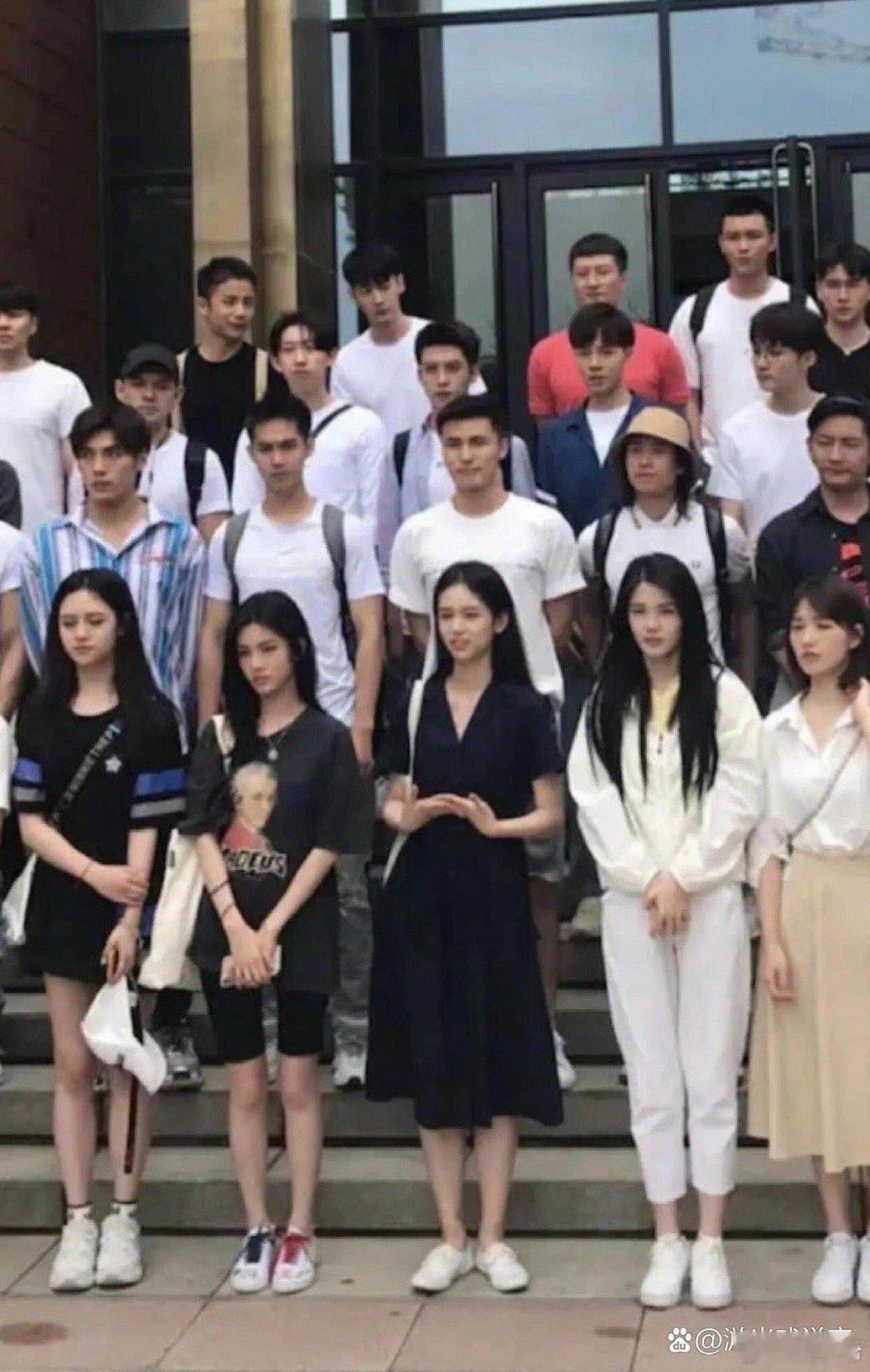 周也在学校时特别出众，就像是人群中的白月光，让人眼前一亮 