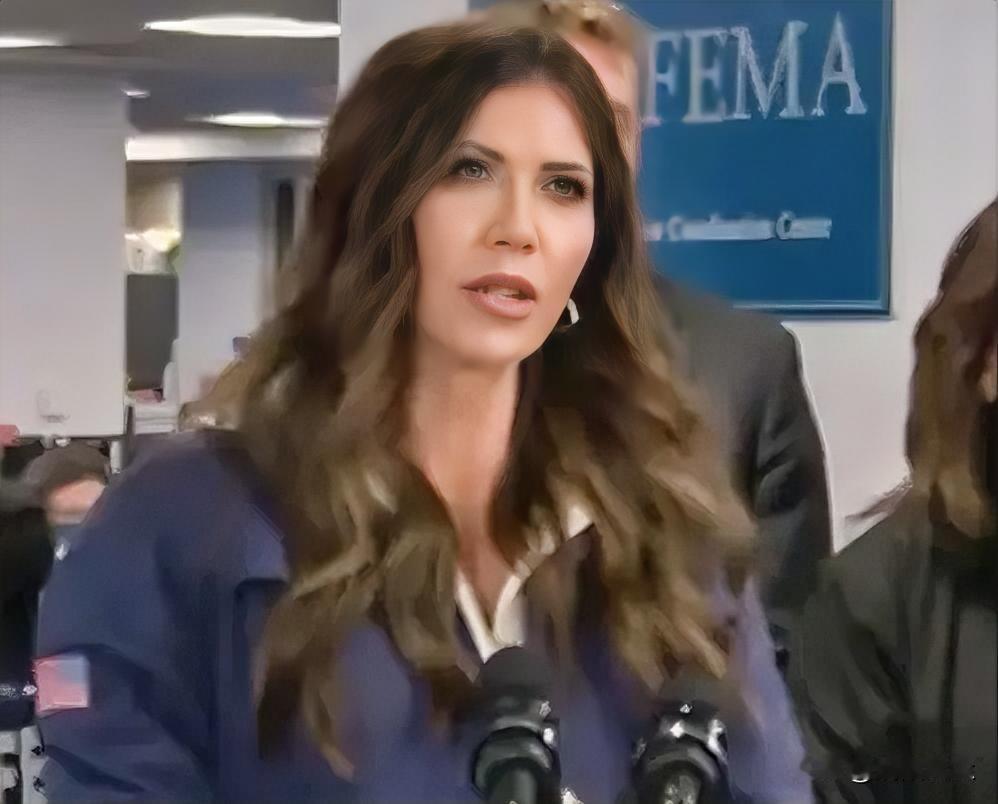 记者质问国土安全部长诺姆:“为何在你任内，移民执法变得如此致命？”

诺姆:“移