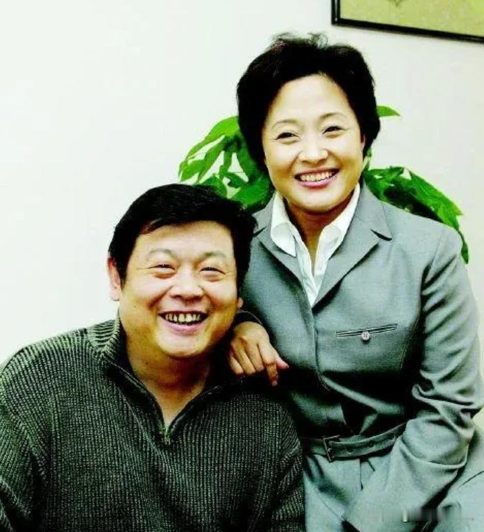 2005年，傅彪患肝去世后欠下了200多万的巨债，张秋芳立刻出售家中的别墅还钱，