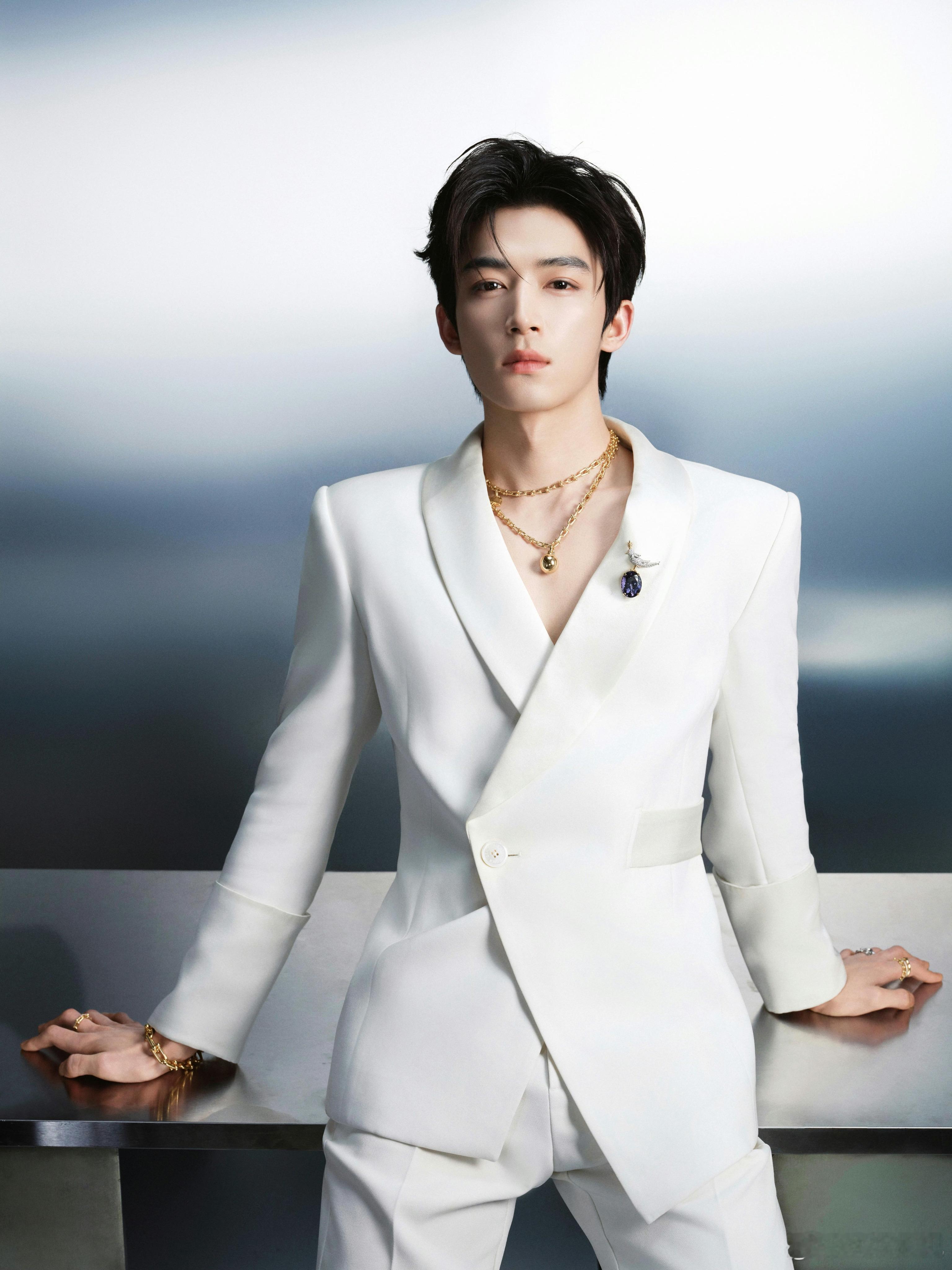 时光淬炼风度，沉静自有力量。欢娱影视演员以蒂芙尼品牌大使身份出席品牌活动。 