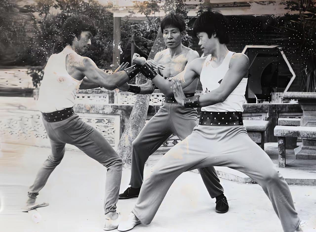 四十多年前，几个好友留下了一张照片，为了留下美好的记忆。
现在再看这张照片，满满