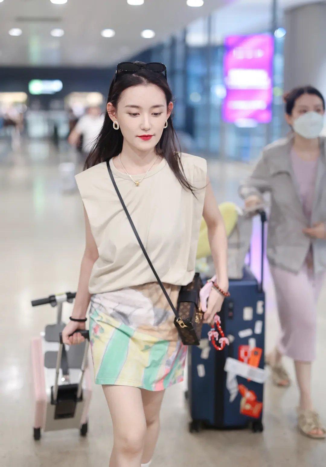 蒋依依现在给人的感觉怎么看着又年轻又老的 ​​​