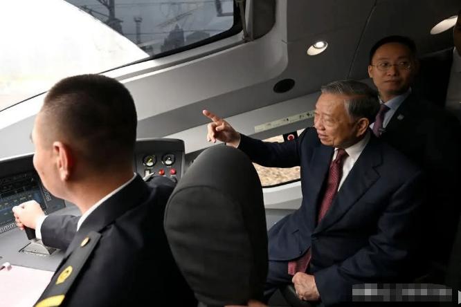 越南会不会求中国建高铁？4月16日上午9点，越共中央总书记苏林登上北京开往南宁的