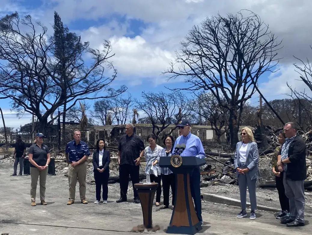 在夏威夷大火摧毁该岛十数天后，拜登终于站出来给大家讲话，不知登子蜡烛带的够不够？