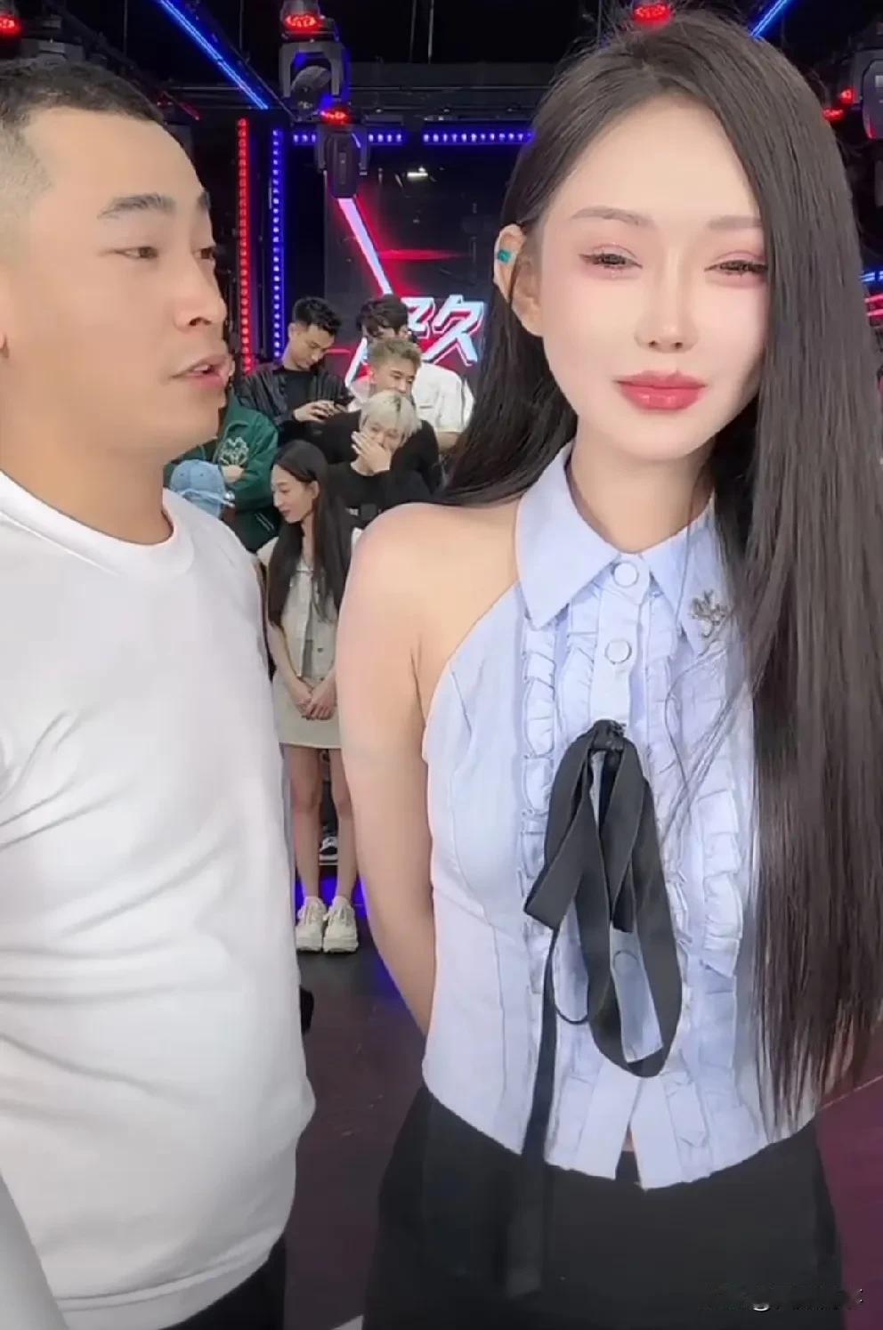 吴迪不指名怒斥艺人乱报销，柚子君尴尬承认道歉！

               