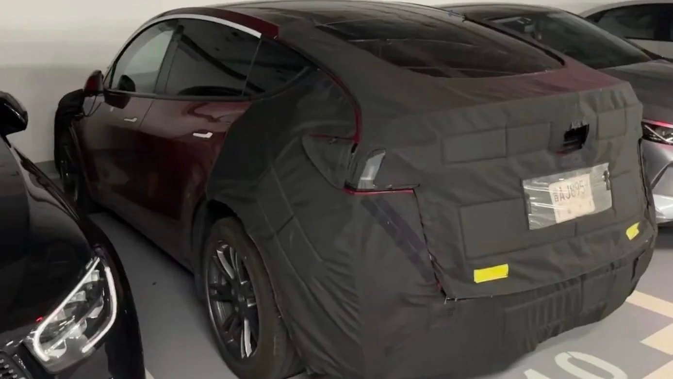 特斯拉Model Y L，午夜樱桃红？ ​​​