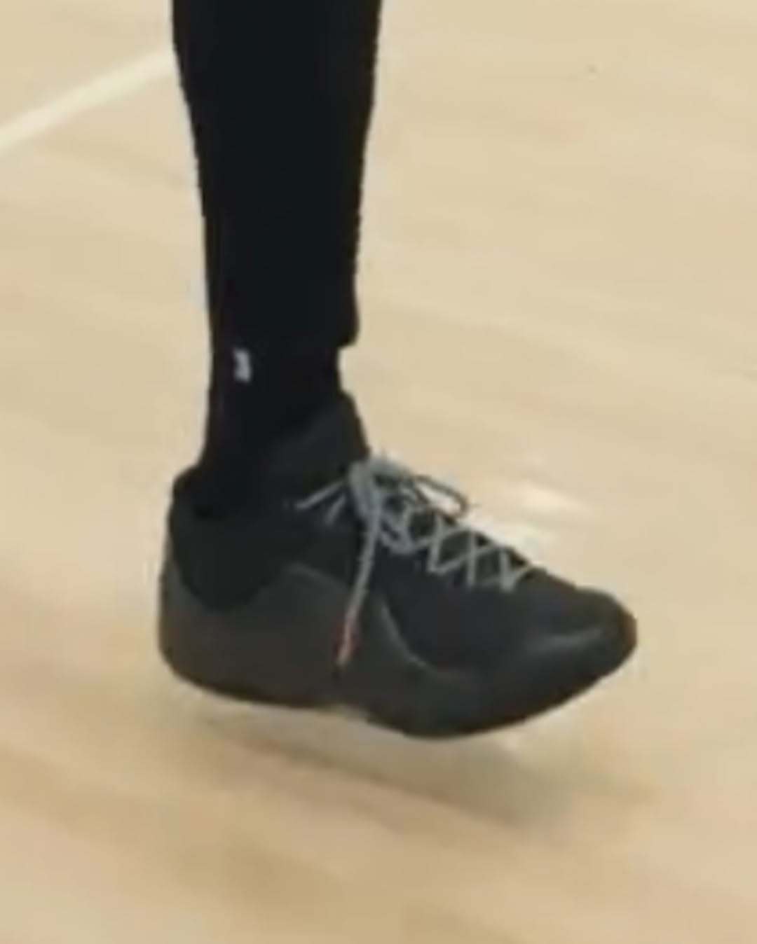 老詹训练上脚的是23代吗？ ​​​