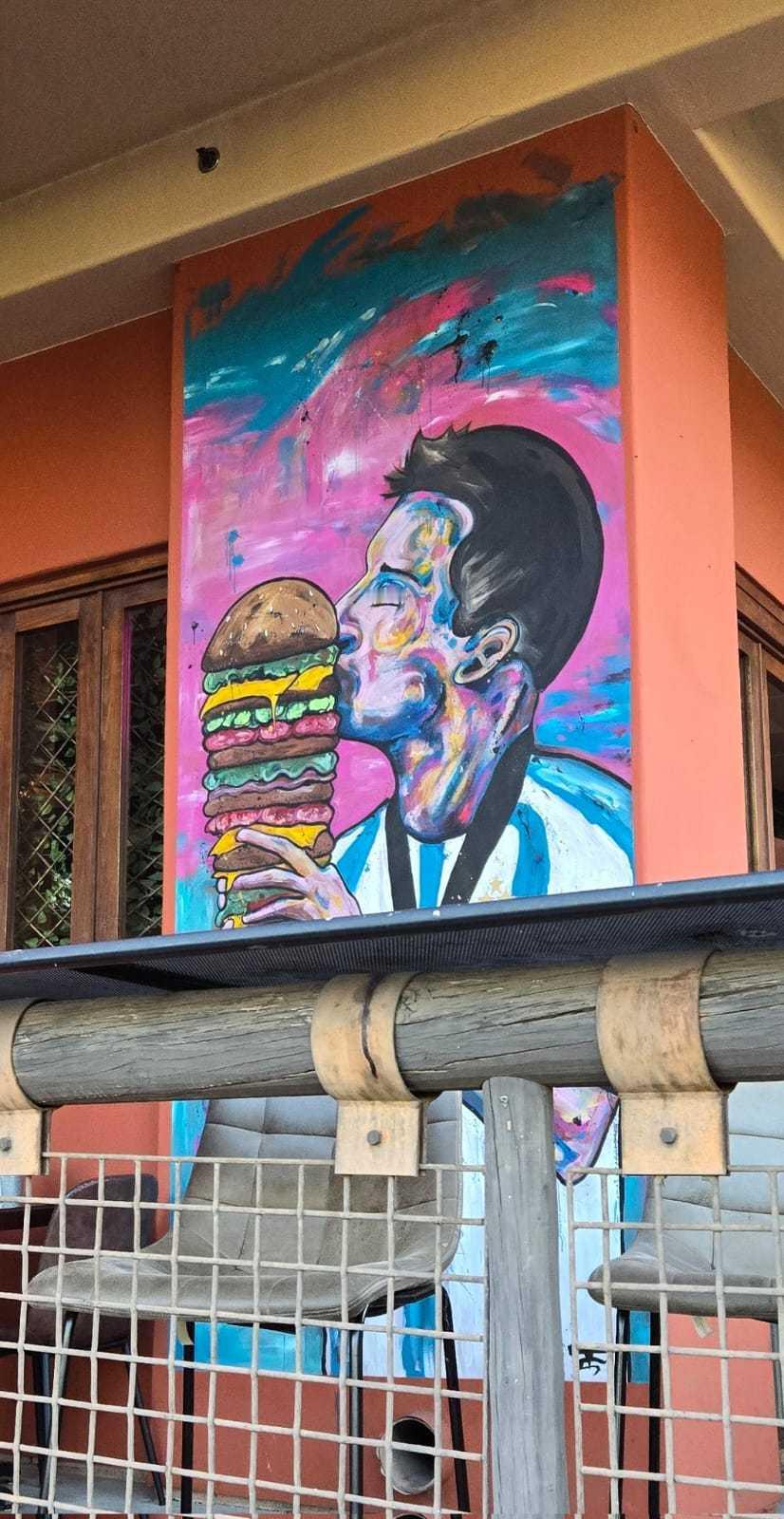 📍美国亚利桑那州，一家阿根廷餐厅外的梅西可爱壁画[挤眼]#梅西[超话]# ​​