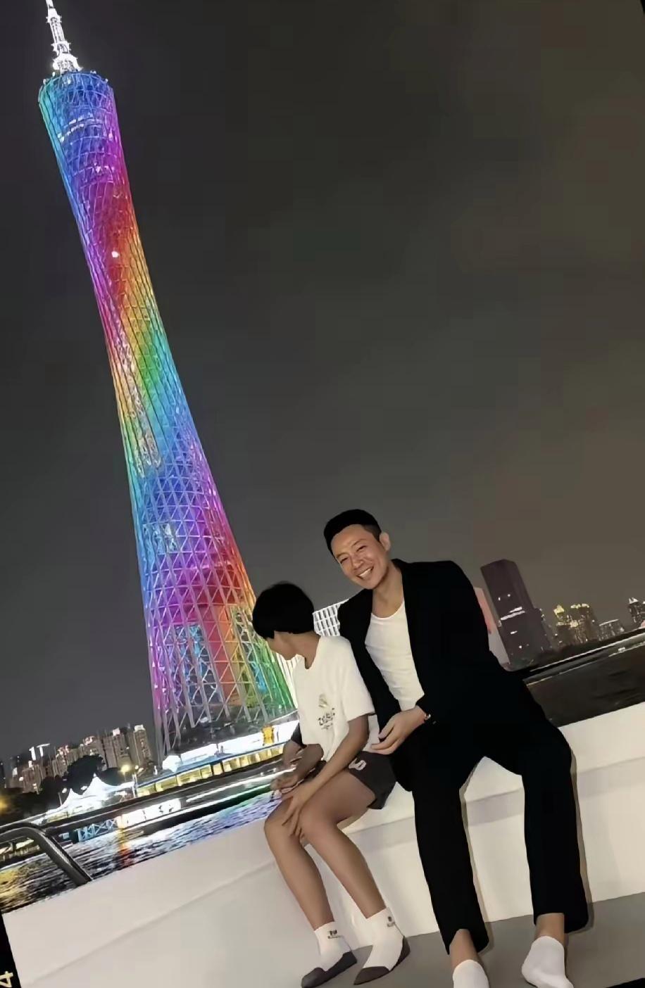 8月16日，汪小菲晒与大儿子箖箖的温馨画面，属于父子俩的快乐时光。

汪小菲带着