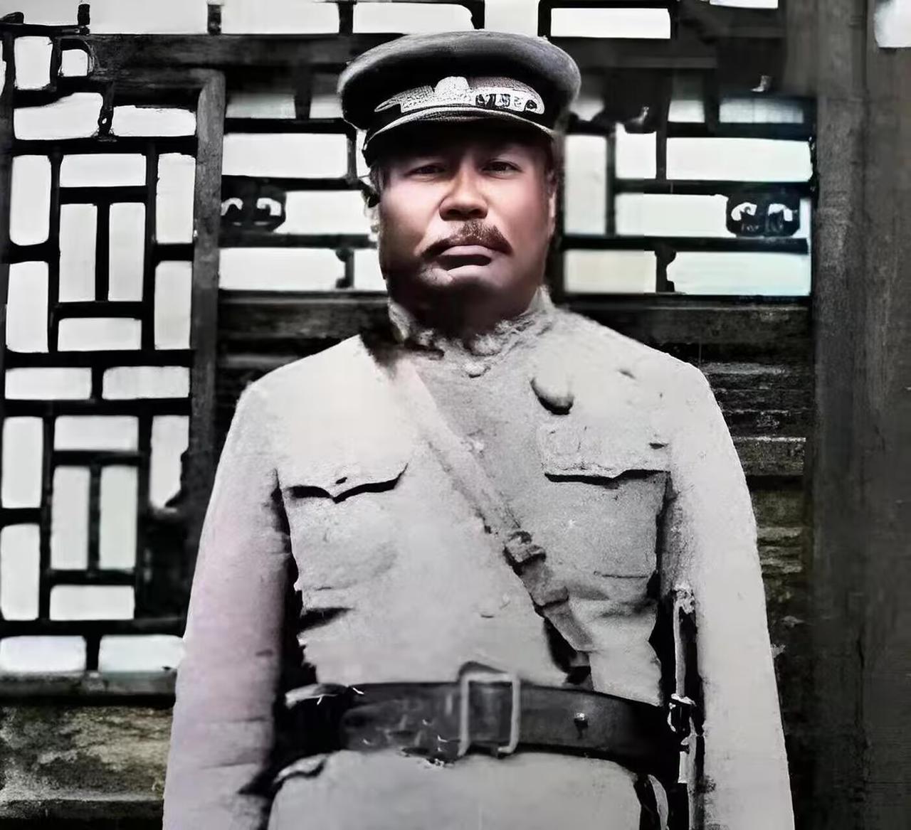 1902年，张作霖与拜把子汤玉麟摆酒论英雄，他借着酒劲说道：“当今之世，满洲无主