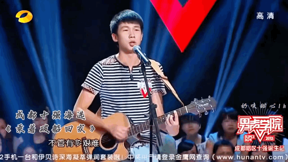 白举纲抱着吉他这一幕的含金量 从快男到元宵晚会，吉他换了多少把不知道，但那份纯粹