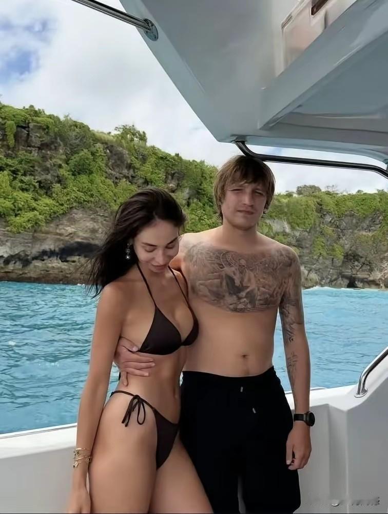 照片中这个帅气的乌克兰小伙，现在是相当的惨，人在巴厘岛已经被折磨的不成样子，简直