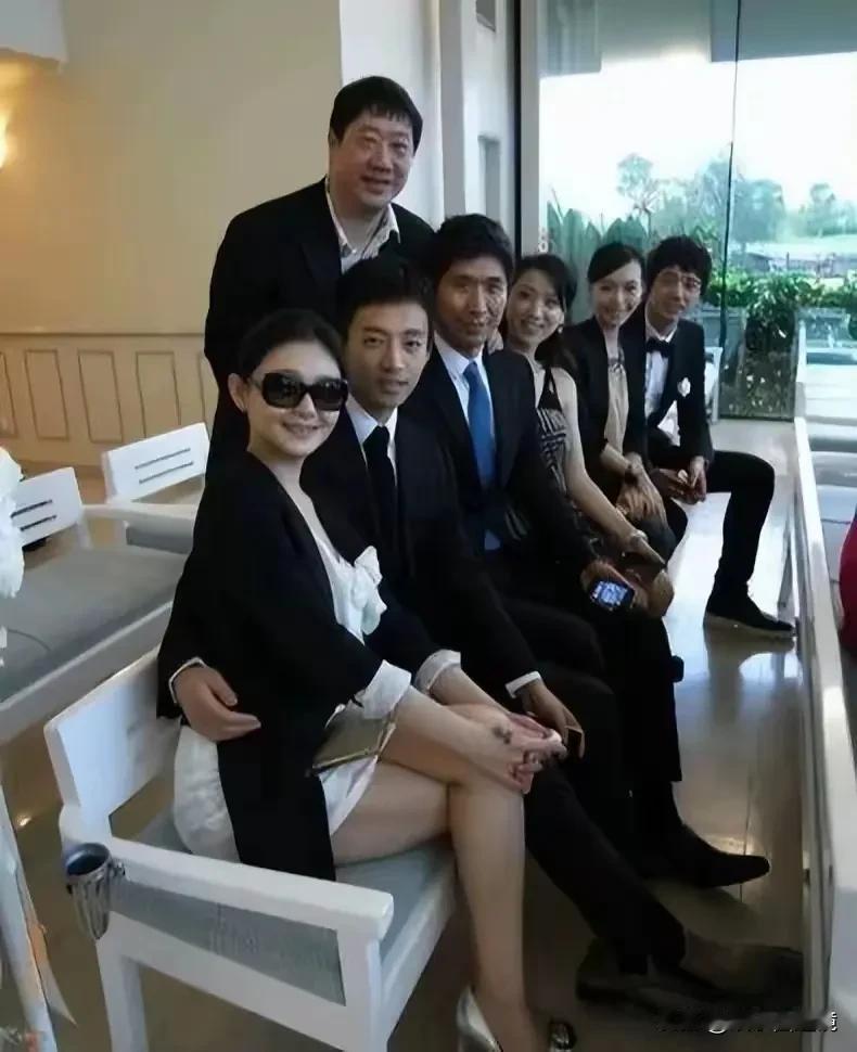 这应该是他们刚结婚不久吧，那时候的汪小菲在大s面前就是个小弟弟，显得非常稚嫩。
