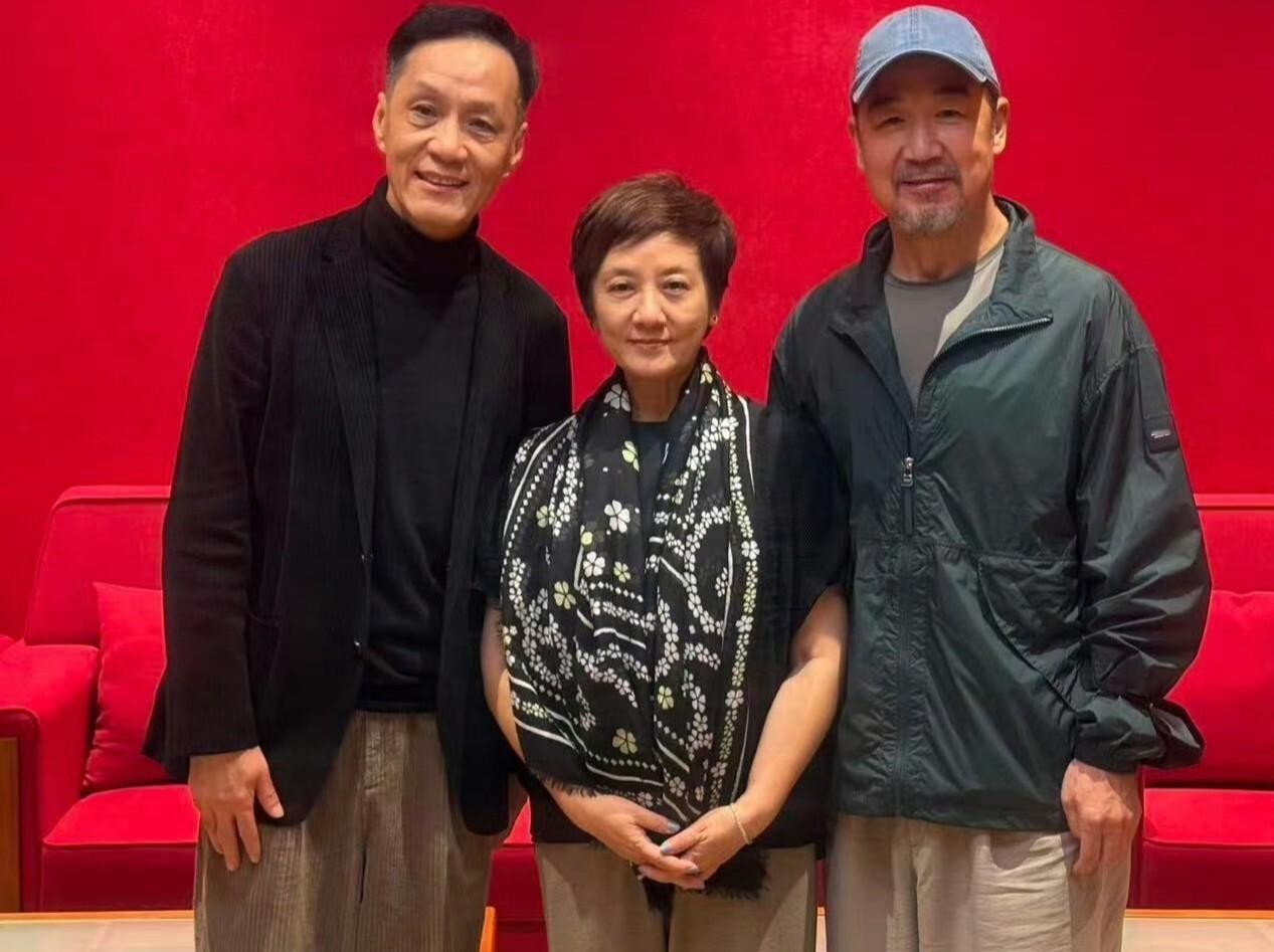 张国立，激动发文！9月6日深夜，71岁的演员张国立，罕见激动发文，并晒出了几张合