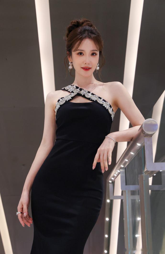 谭薇高情商救场谭薇主持临场反应被问到要送走一位男主持的棘手难题，谭薇一句 “八哥