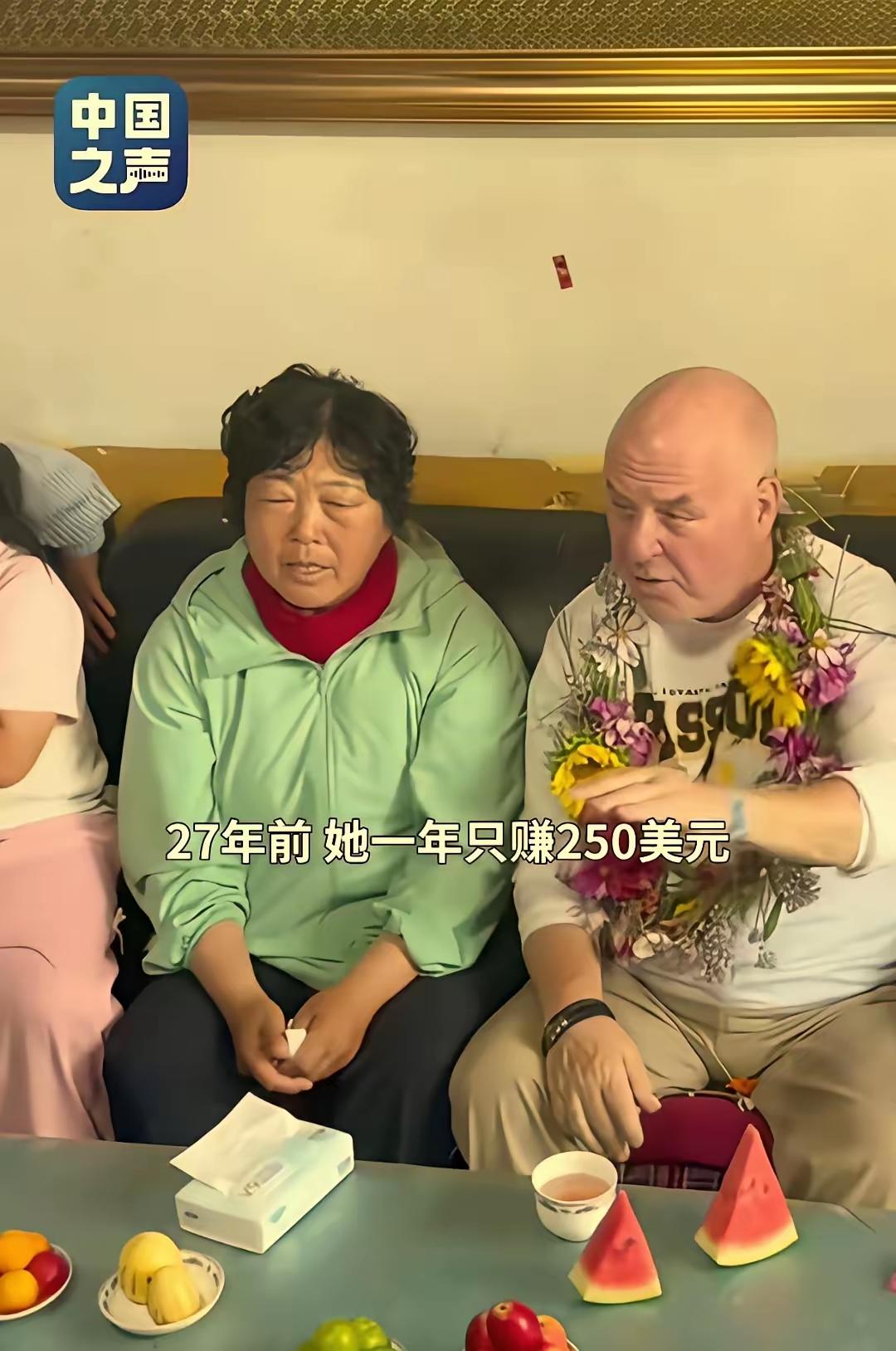 别再可怜殷玉珍了，
她挣得远比我们想象的多。
​殷玉珍能跟相识26年的老友重聚，