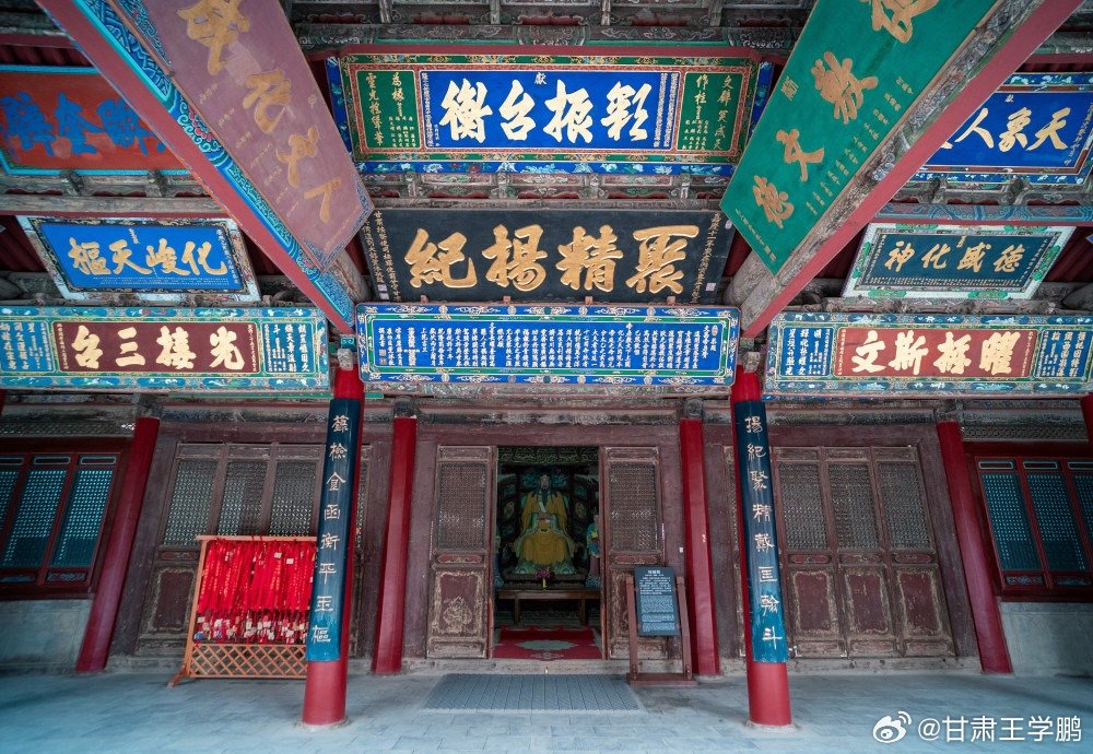 武威文庙四十匾额藏陇右书香踏走进武威文庙古柏掩映的庭院，行至桂籍殿廊下瞬间被满目