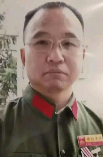 1984年，战士李陶雄中弹牺牲，送葬途中遗体竟两次从车上跌落，护士郑英察觉异样，